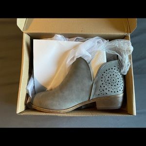 Women’s grey ankle boots size 8.5